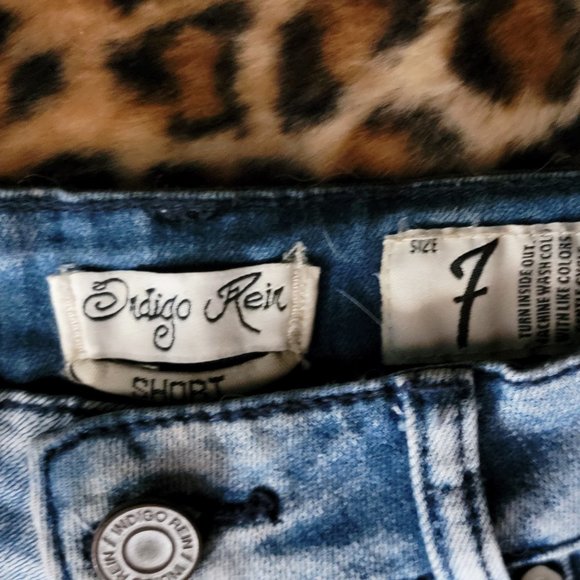 Indigo Rein Shorts size 7 w/ stretch.. - Picture 2 of 5